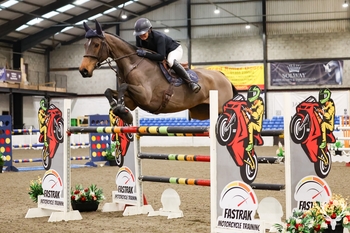 Aileen Craig claims a commanding victory in the UNIBED – High Performance Eqiune Bedding Winter Grades B&C Championship Qualifier 